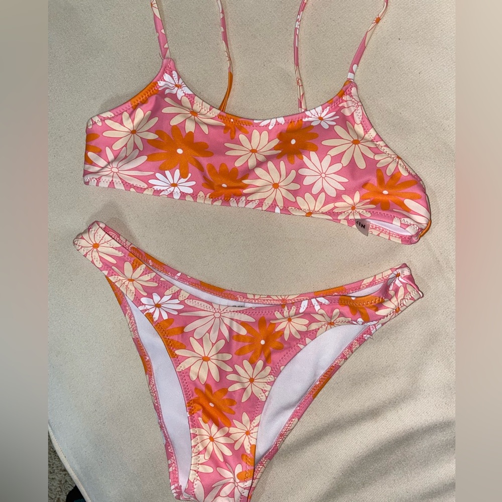 Never worn Floral swim suit (SIZE SMALL)